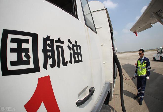国内航线燃油附加费6月5日起下调 800公里以下航线免征