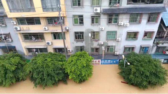 贵州榕江受灾镇书记叮嘱记者：千万不要播出我流泪的画面