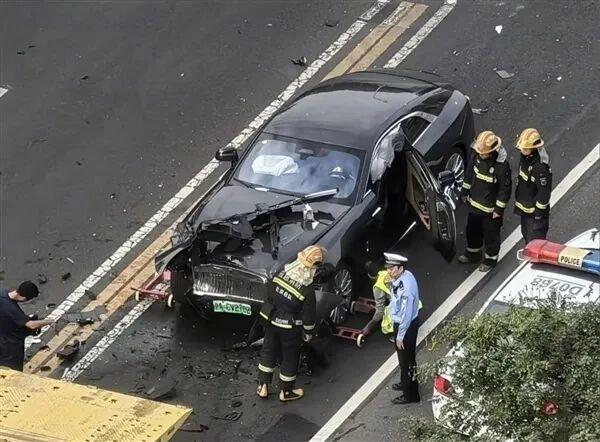 北京交警通报陈震驾驶劳斯莱斯发生车祸：陈某负事故全部责任