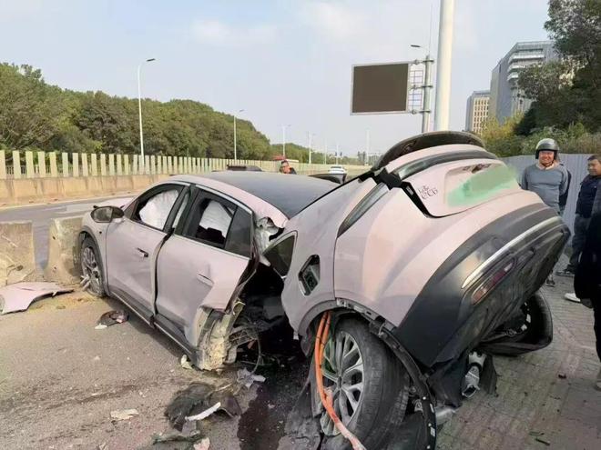 上海一蔚来汽车撞隔离带致车体断裂，车身未起火，车企回应：事发时车门已自动解锁，动力电池未发生安全风险，事故原因警方正调查