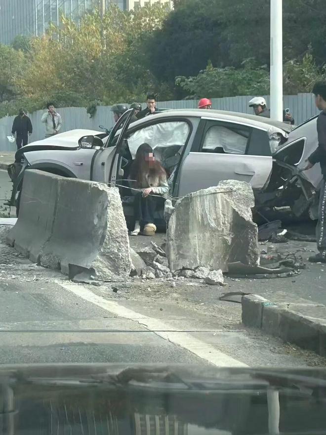 上海一蔚来汽车撞隔离带致车体断裂，车身未起火，车企回应：事发时车门已自动解锁，动力电池未发生安全风险，事故原因警方正调查