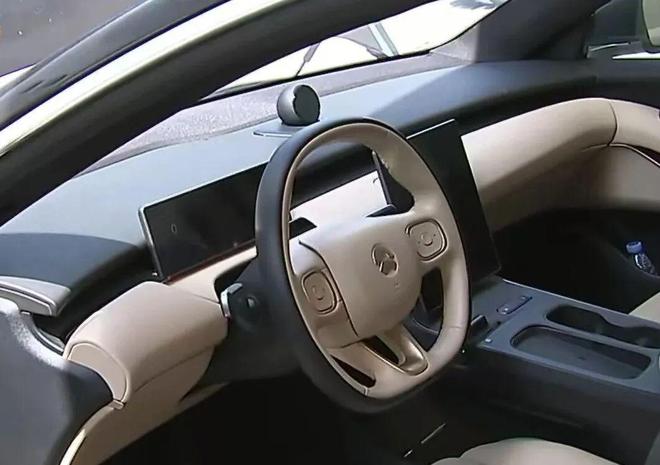 上海一蔚来汽车撞隔离带致车体断裂，车身未起火，车企回应：事发时车门已自动解锁，动力电池未发生安全风险，事故原因警方正调查