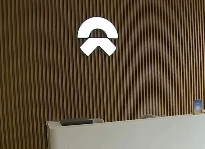 上海一蔚来汽车撞隔离带致车体断裂，车身未起火，车企回应：事发时车门已自动解锁，动力电池未发生安全风险，事故原因警方正调查