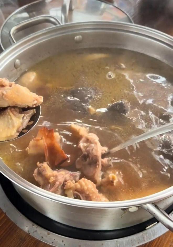 广东爆火鸡煲店多款自泡酒已被抢空,当地文旅否认施压开门营业:是“老莫”自己宠粉,已提供一系列支持措施