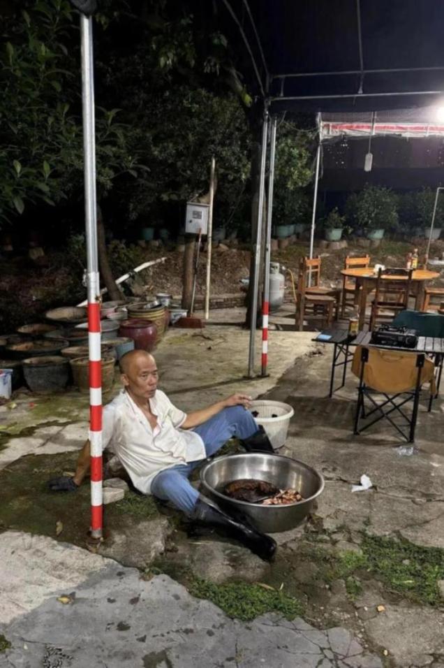 广东爆火鸡煲店多款自泡酒已被抢空,当地文旅否认施压开门营业:是“老莫”自己宠粉,已提供一系列支持措施