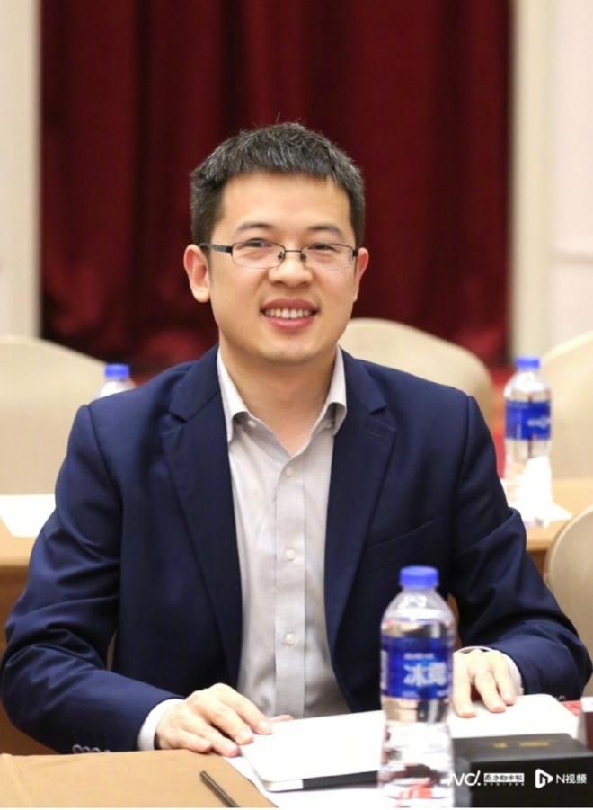 四位人气主播相继宣布离职，有用户申请退出东方甄选会员，客服咨询排队人数超过100人；俞敏洪称不会影响日常运营、直播等业务