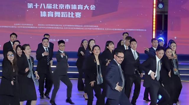 57岁高校教师跳恰恰舞走红:开始不懂“法拉利”,后来才知是夸赞|封面头条