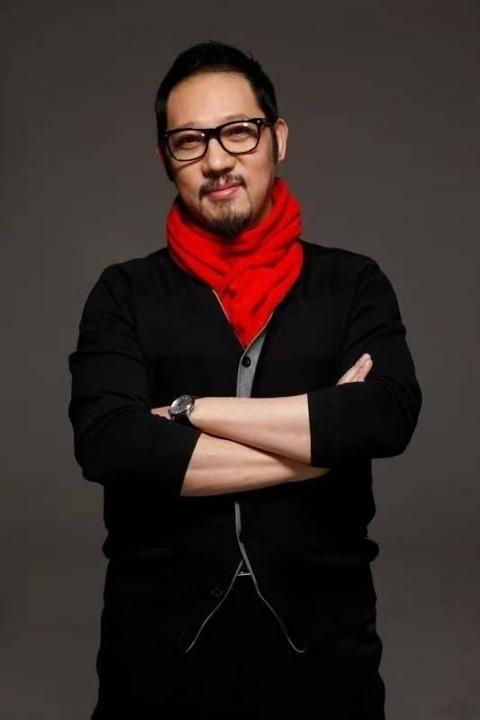 57岁高校教师跳恰恰舞走红:开始不懂“法拉利”,后来才知是夸赞|封面头条