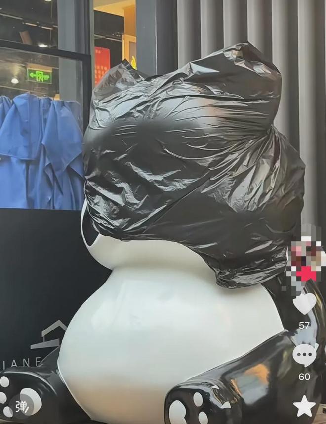 成都一店主花2000元网购熊猫摆件,却因版权被起诉索赔10万元,“他们应去告生产厂家,为什么要来告我?”;此事并非个例,律师详解
